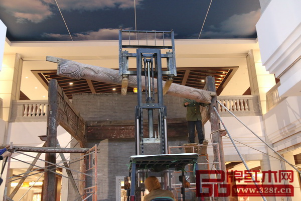 古戲臺(tái)的搭建講求精細(xì)入微，傾注了工匠們的心血 