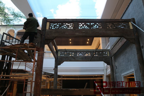 古戲臺(tái)的搭建講求精細(xì)入微，傾注了工匠們的心血 