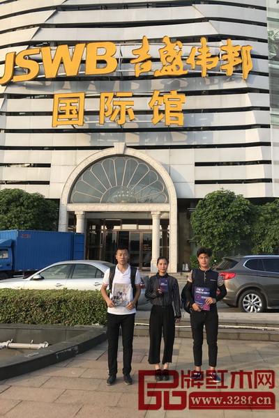 首屆中國(guó)新中式紅木家具大會(huì)干事走進(jìn)對(duì)廣州吉盛偉邦、香江家居、馬會(huì)家居等進(jìn)行走訪，和紅木家具品牌加盟商、終端門(mén)店進(jìn)行充分交流