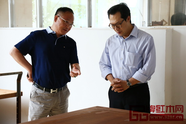 中國傳統(tǒng)工藝大師、魯班木藝掌舵者李愛金（左）特意邀請明清家具收藏家蔣念慈到工廠參觀指導(dǎo)，互相切磋交流明式家具的制作經(jīng)驗(yàn)