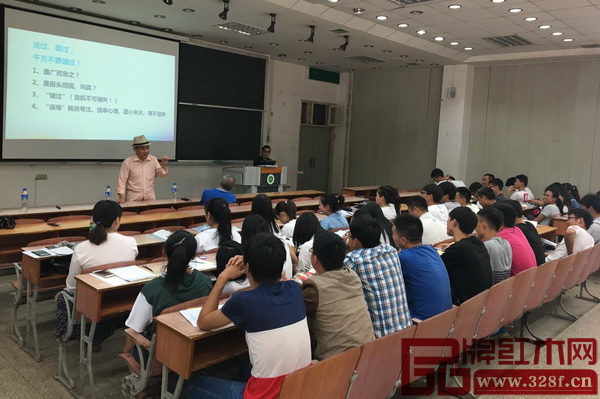 第九屆“紅古軒杯”新中式家具設(shè)計(jì)大賽宣講會(huì)在西南林業(yè)大學(xué)舉行，家具行業(yè)資深學(xué)者王周為大賽動(dòng)員