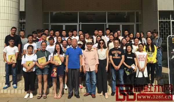 西南林業(yè)大學(xué)學(xué)子與“紅古軒杯”新中式家具設(shè)計(jì)大賽組委會(huì)成員合影