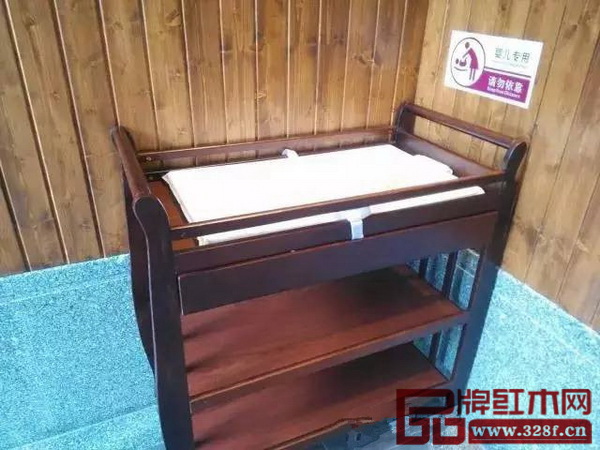 作為中山市旅游廁所樣板間，紅博城廁所內(nèi)貼心布置無(wú)障礙坐廁、緊急呼叫按鈕、安全扶手、嬰幼兒尿布臺(tái)等設(shè)備，兼?zhèn)鋵?shí)用與美觀(guān)