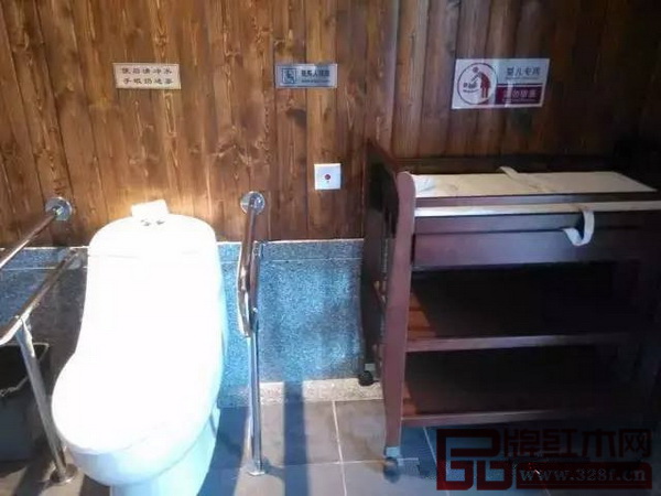 作為中山市旅游廁所樣板間,紅博城廁所內(nèi)貼心布置無(wú)障礙坐廁、緊急呼叫按鈕、安全扶手、嬰幼兒尿布臺(tái)等設(shè)備,兼?zhèn)鋵?shí)用與美觀(guān) 作為中山市旅游廁所樣板間,紅博城廁所內(nèi)貼心布置無(wú)障礙坐廁、緊急呼叫按鈕、安全扶手、嬰幼兒尿布臺(tái)等設(shè)備,兼?zhèn)鋵?shí)用與美觀(guān)