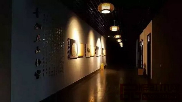 紅博城廁所入口通道設(shè)置了文化走廊，將紅木文化點(diǎn)綴在其中，整體文化氛圍、環(huán)境和諧舒適