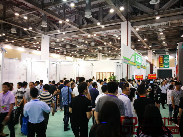 第九屆蘇州家具展首日觀展熱情高漲,各展館里面的參觀人群絡(luò)繹不絕 第九屆蘇州家具展首日觀展熱情高漲,各展館里面的參觀人群絡(luò)繹不絕