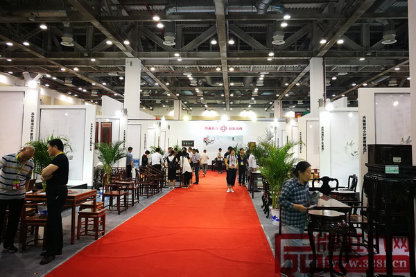 蘇作紅木家具組團(tuán)亮相第九屆蘇州家具展,以產(chǎn)業(yè)化的形態(tài)推動(dòng)蘇作紅木家具向更高水平、更深層次發(fā)展 蘇作紅木家具組團(tuán)亮相第九屆蘇州家具展,以產(chǎn)業(yè)化的形態(tài)推動(dòng)蘇作紅木家具向更高水平、更深層次發(fā)展