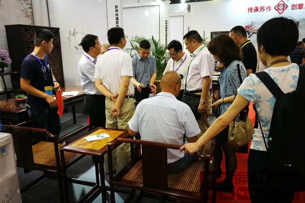 蘇作紅木家具具有高逸、典雅的文人氣息和藝術(shù)風(fēng)格,在第九屆蘇州家具展上受到觀展者的歡迎 蘇作紅木家具具有高逸、典雅的文人氣息和藝術(shù)風(fēng)格,在第九屆蘇州家具展上受到觀展者的歡迎