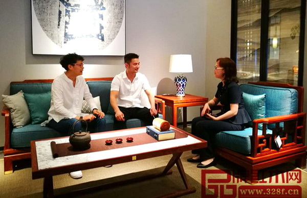 東遇總負責人吳春飛(中)和蘇州旗艦店工作人員做交流 東遇總負責人吳春飛(中)和蘇州旗艦店工作人員做交流