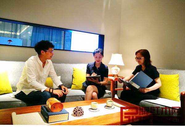 東遇蘇州旗艦店副總經(jīng)理盧琳琳(左一)和工作人員做交流 東遇蘇州旗艦店副總經(jīng)理盧琳琳(左一)和工作人員做交流