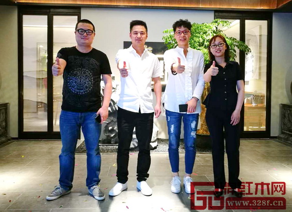 東遇蘇州旗艦店現(xiàn)場合影 東遇蘇州旗艦店現(xiàn)場合影