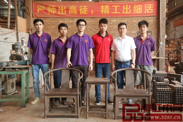 世界技能大賽精細木工項目選手翟梓曦（左三）在集古韻今實習期間完成的圈椅三件套