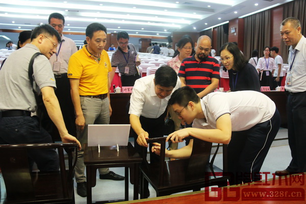 世界技能大賽精細木工項目選手翟梓曦向現(xiàn)場嘉賓介紹自己的作品《圈椅三件套》