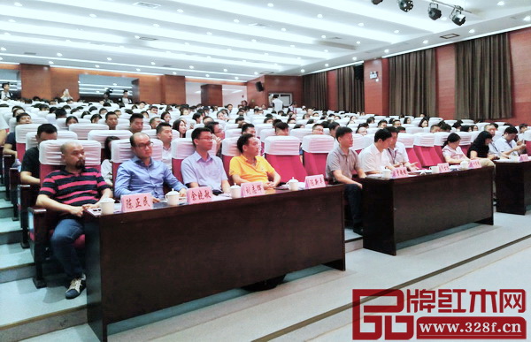 集古韻今董事長陳新平（第一排左四）、工藝總監(jiān)陳正民（第一排左一）出席集古韻今與廣州市輕工技師學院校企合作協(xié)議簽約儀式