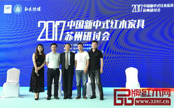 全聯(lián)藝術(shù)紅木家具專業(yè)委員會專家顧問、華南農(nóng)業(yè)大學(xué)博士生導(dǎo)師李凱夫(中),全聯(lián)藝術(shù)紅木家具專業(yè)委員會執(zhí)行會長、弘木傳媒CEO林偉華(左二),蘇州市蘇品家具有限公司副董事長鄒峰(右二),江蘇羽珀家居有限公司總經(jīng)理于立勝(右一),弘木傳媒總經(jīng)理助理舒鋆鋆(左一)合影留念 全聯(lián)藝術(shù)紅木家具專業(yè)委員會專家顧問、華南農(nóng)業(yè)大學(xué)博士生導(dǎo)師李凱夫(中),全聯(lián)藝術(shù)紅木家具專業(yè)委員會執(zhí)行會長、弘木傳媒CEO林偉華(左二),蘇州市蘇品家具有限公司副董事長鄒峰(右二),江蘇羽珀家居有限公司總經(jīng)理于立勝(右一),弘木傳媒總經(jīng)理助理舒鋆鋆(左一)合影留念