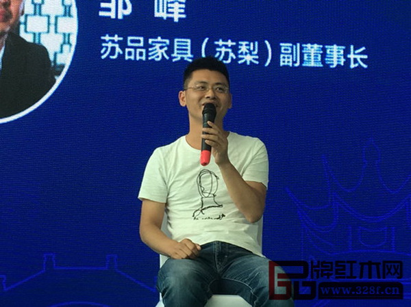 蘇梨副董事長鄒峰說,新中式品牌的發(fā)展要有準確的定位,在市場中建立起鮮明的品牌形象 蘇梨副董事長鄒峰說,新中式品牌的發(fā)展要有準確的定位,在市場中建立起鮮明的品牌形象