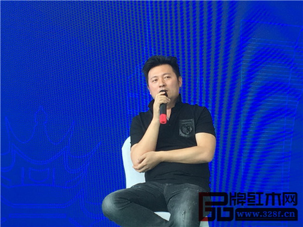 羽珀家居總經(jīng)理于立勝表示展廳有良好體驗的場景氛圍,會讓消費者產(chǎn)生購買欲望 羽珀家居總經(jīng)理于立勝表示展廳有良好體驗的場景氛圍,會讓消費者產(chǎn)生購買欲望