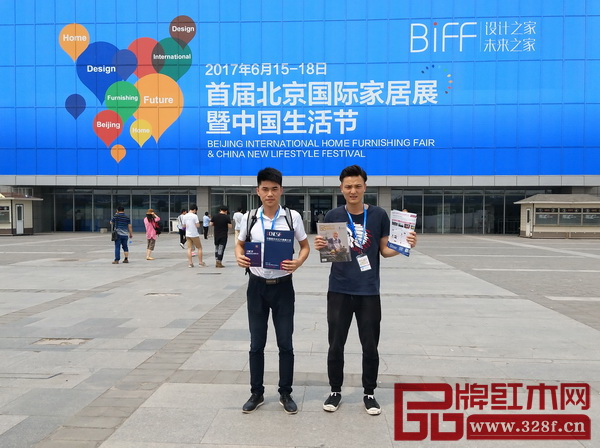 6月17日,首屆中國新中式紅木家具大會組委會干事亮相首屆北京國際家居展暨中國生活節(jié)及北京各大知名賣場,開始第八站的地推推廣 6月17日,首屆中國新中式紅木家具大會組委會干事亮相首屆北京國際家居展暨中國生活節(jié)及北京各大知名賣場,開始第八站的地推推廣