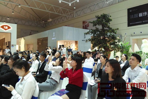 中國新中式紅木家具深圳研討會受到紅木家具企業(yè)負(fù)責(zé)人、經(jīng)銷商、消費者及媒體代表的歡迎,現(xiàn)場氣氛熱烈 中國新中式紅木家具深圳研討會受到紅木家具企業(yè)負(fù)責(zé)人、經(jīng)銷商、消費者及媒體代表的歡迎,現(xiàn)場氣氛熱烈