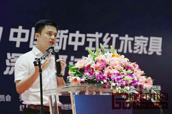 全聯(lián)藝術(shù)紅木家具專業(yè)委員會執(zhí)行會長、弘木傳媒CEO林偉華在分享中強(qiáng)調(diào),廠商共贏是品牌發(fā)展的需要,是市場變化的需要,是利益共享的需要 全聯(lián)藝術(shù)紅木家具專業(yè)委員會執(zhí)行會長、弘木傳媒CEO林偉華在分享中強(qiáng)調(diào),廠商共贏是品牌發(fā)展的需要,是市場變化的需要,是利益共享的需要