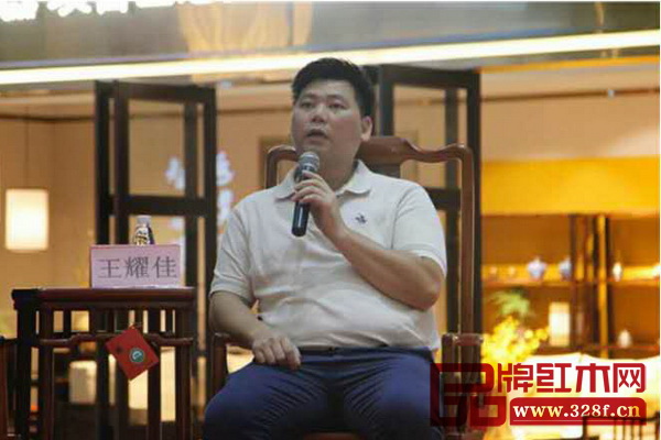 全聯(lián)藝術(shù)紅木家具專業(yè)委員會主席團(tuán)單位—東莞國壽紅木副總經(jīng)理王耀佳認(rèn)為,企業(yè)自己做好了,才能給經(jīng)銷商提供好發(fā)展方向 全聯(lián)藝術(shù)紅木家具專業(yè)委員會主席團(tuán)單位—東莞國壽紅木副總經(jīng)理王耀佳認(rèn)為,企業(yè)自己做好了,才能給經(jīng)銷商提供好發(fā)展方向