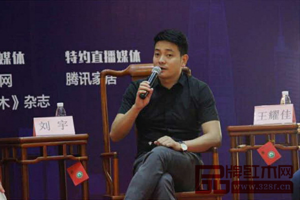 全聯(lián)藝術(shù)紅木家具專業(yè)委員會常務(wù)副主任單位—中山憶古軒總經(jīng)理劉宇表示,經(jīng)銷商要從思想與行動上將銷售升級為營銷,多措齊下,服務(wù)好終端客戶 全聯(lián)藝術(shù)紅木家具專業(yè)委員會常務(wù)副主任單位—中山憶古軒總經(jīng)理劉宇表示,經(jīng)銷商要從思想與行動上將銷售升級為營銷,多措齊下,服務(wù)好終端客戶