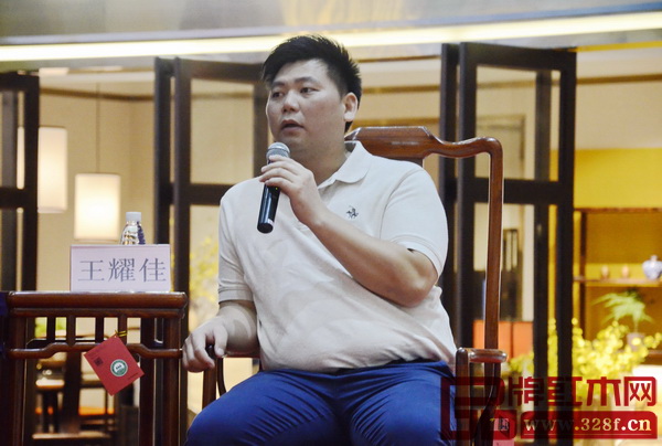 國壽紅木副總經(jīng)理王耀佳提出，新中式產(chǎn)品要有自己的定位，與空間結(jié)合，形成自己的文化氛圍