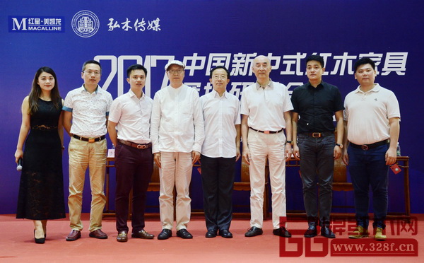 教育部《家具設(shè)計與制造》專業(yè)帶頭人彭亮（左四），華南農(nóng)業(yè)大學(xué)博士生導(dǎo)師李凱夫（右四），深圳泰和園董事長邵湘文（右三），全聯(lián)藝術(shù)紅木家具專業(yè)委員會執(zhí)行會長林偉華（左三），東莞國壽紅木副總經(jīng)理王耀佳（右一），中山憶古軒總經(jīng)理劉宇（右二），深圳萬盛宇紅木總經(jīng)理朱颯颯（左二），全聯(lián)藝術(shù)紅木家具專業(yè)委員會副秘書長舒鋆鋆（左一）在深圳研討會結(jié)束后合影留念