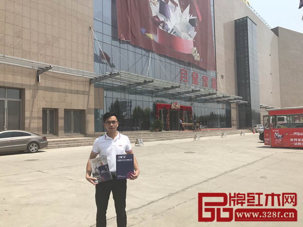 首屆中國新中式紅木家具大會組委會的干事走進月星家居 首屆中國新中式紅木家具大會組委會的干事走進月星家居