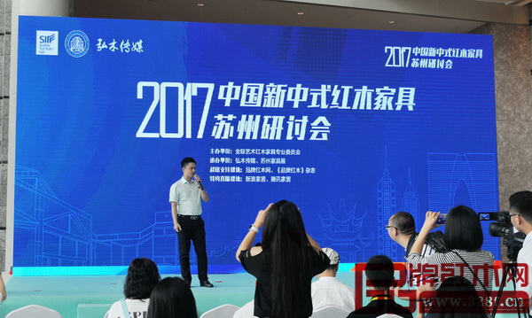 全聯(lián)藝術(shù)紅木家具專業(yè)委員會執(zhí)行會長、弘木傳媒CEO林偉華分享了五個招數(shù)助力經(jīng)銷商擺脫合作品牌“選擇困難癥” 全聯(lián)藝術(shù)紅木家具專業(yè)委員會執(zhí)行會長、弘木傳媒CEO林偉華分享了五個招數(shù)助力經(jīng)銷商擺脫合作品牌“選擇困難癥”