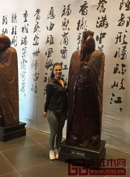 智利國寶藝術(shù)團BAFOCHI成員與“十二生肖”雕塑合照