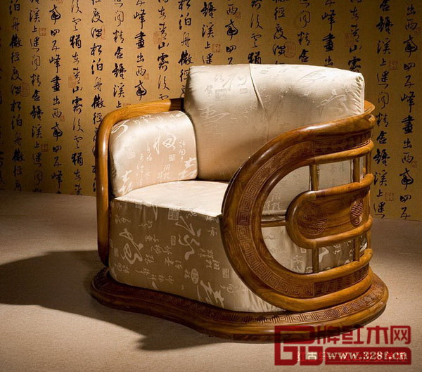 紅古軒《風云沙發(fā)》具有包圍感的造型，大膽的軟體使用，如同頭等艙一般舒適的坐感