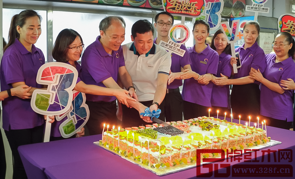 名家居世博園總經(jīng)理許宗彤（左三）、名家具展總經(jīng)理方潤(rùn)忠（左四）等領(lǐng)導(dǎo)與全體V家人共同切開(kāi)名家居世博園3周年的生日蛋糕