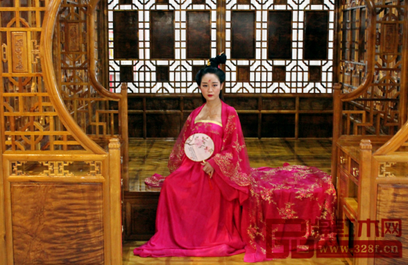 首屆東莞虎門紅木家具博覽會展出價值約1800萬元的金絲楠千工拔步床 首屆東莞虎門紅木家具博覽會展出價值約1800萬元的金絲楠千工拔步床