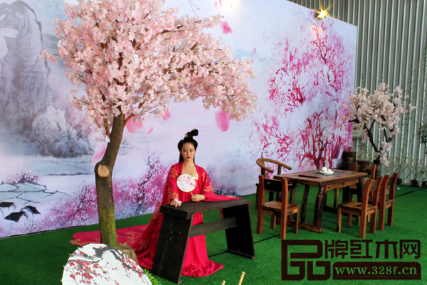 “紅木美人”中式生活文化節(jié)，設(shè)有“紅袖添香”書房系列、“醉臥美人榻”套房系列、“纖手煮茶”茶臺系列等多個特色主題的中式美學(xué)空間展示