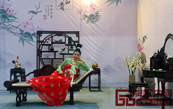 “紅木美人”中式生活文化節(jié)，設(shè)有“紅袖添香”書房系列、“醉臥美人榻”套房系列、“纖手煮茶”茶臺系列等多個特色主題的中式美學(xué)空間展示