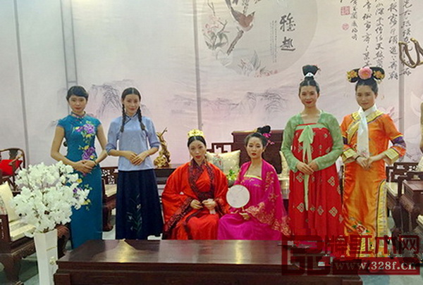 “紅木美人”中式生活文化節(jié),設(shè)有“紅袖添香”書房系列、“醉臥美人榻”套房系列、“纖手煮茶”茶臺系列等多個特色主題的中式美學(xué)空間展示 “紅木美人”中式生活文化節(jié),設(shè)有“紅袖添香”書房系列、“醉臥美人榻”套房系列、“纖手煮茶”茶臺系列等多個特色主題的中式美學(xué)空間展示