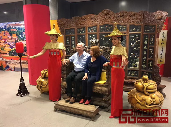 在展覽會(huì)上，太和木作“京作”精品吸引了芬蘭市民的眼球，其紛紛上前親身感受中國(guó)傳統(tǒng)文化的魅力