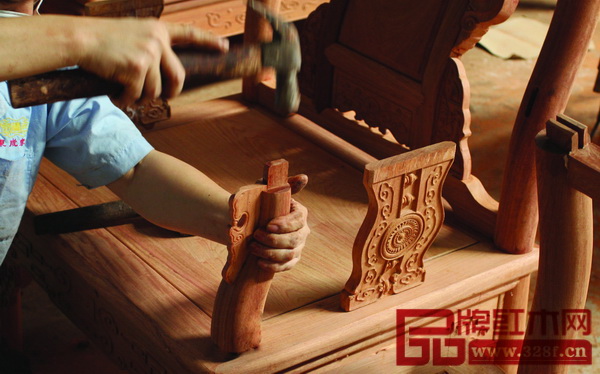 東成紅木的工匠們以紅木布道人的大局觀認真做家具
