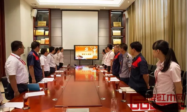 永華紅木黨支部成員觀看學(xué)習(xí)《卒跡》專題片，分享學(xué)習(xí)心得