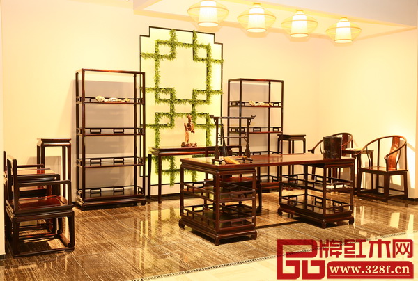 泰和園展出的紅木家具,均為中國傳統(tǒng)工藝大師、中國紅木家具行業(yè)貢獻(xiàn)終身成就獎獲得者邵湘文監(jiān)制設(shè)計 泰和園展出的紅木家具,均為中國傳統(tǒng)工藝大師、中國紅木家具行業(yè)貢獻(xiàn)終身成就獎獲得者邵湘文監(jiān)制設(shè)計