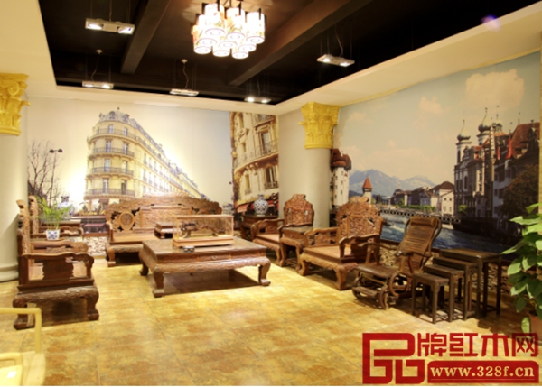 宏達(dá)一品居展廳內(nèi)壁畫與紅木家具相得益彰 宏達(dá)一品居展廳內(nèi)壁畫與紅木家具相得益彰