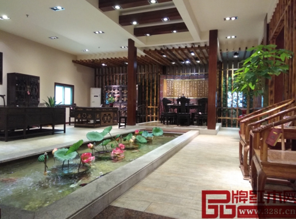 宏達(dá)一品居展廳內(nèi)錦鯉池中游,更顯生氣 宏達(dá)一品居展廳內(nèi)錦鯉池中游,更顯生氣