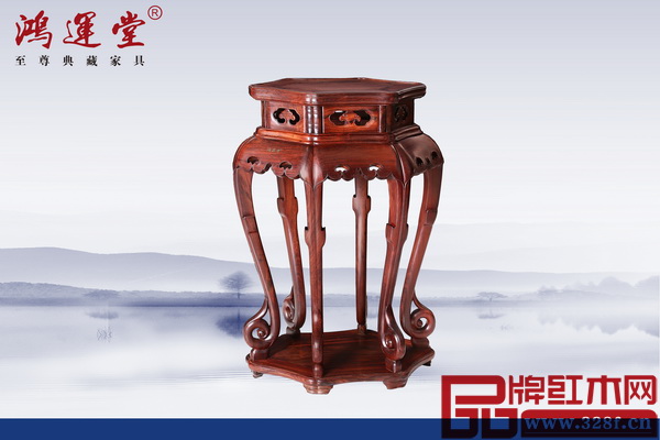 鴻運(yùn)堂改良的《大紅酸枝高束腰三彎腿六角形花幾》獲得“受市場(chǎng)歡迎的中山紅木家具十大精品” 鴻運(yùn)堂改良的《大紅酸枝高束腰三彎腿六角形花幾》獲得“受市場(chǎng)歡迎的中山紅木家具十大精品”