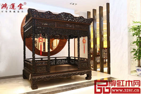 鴻運(yùn)堂創(chuàng)新雕刻技藝手法,將晚清宮廷御用龍床紋飾雕刻地更加細(xì)膩、立體 鴻運(yùn)堂創(chuàng)新雕刻技藝手法,將晚清宮廷御用龍床紋飾雕刻地更加細(xì)膩、立體