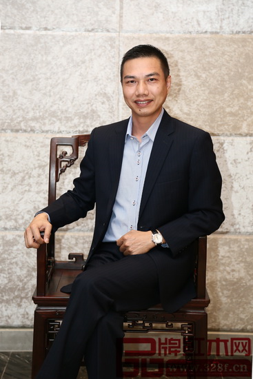 中國紅木家具杰出青年企業(yè)家、鴻運(yùn)堂總經(jīng)理蕭耀能 中國紅木家具杰出青年企業(yè)家、鴻運(yùn)堂總經(jīng)理蕭耀能