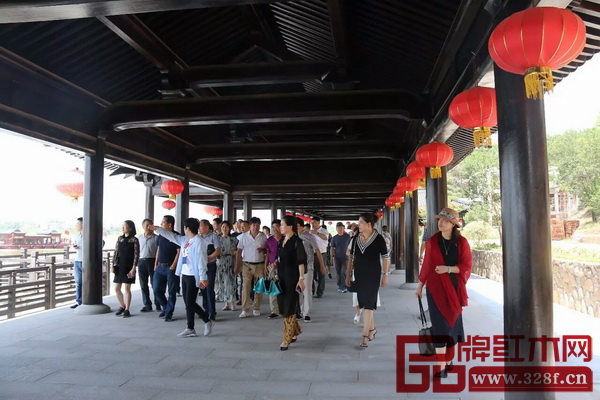 東陽市紅木企業(yè)考察團參觀紅木小鎮(zhèn) 東陽市紅木企業(yè)考察團參觀紅木小鎮(zhèn)