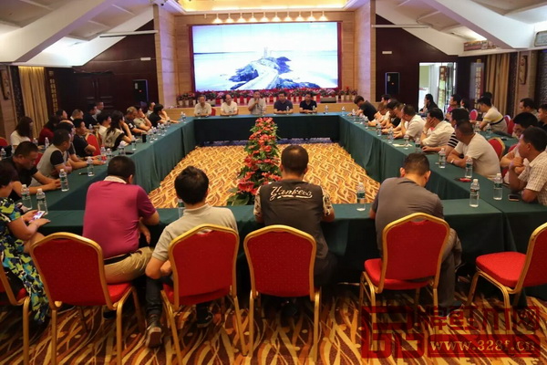 東陽市紅木企業(yè)考察團與年年紅總經(jīng)理金樟洪展開深入交流 東陽市紅木企業(yè)考察團與年年紅總經(jīng)理金樟洪展開深入交流