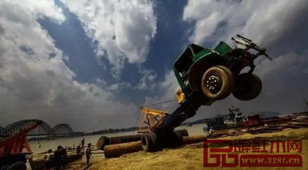 緬甸政府新木材政策規(guī)定，木材出口需參加緬方在仰光舉辦的木材拍賣會(huì)，中標(biāo)后以歐元結(jié)算，海運(yùn)出口