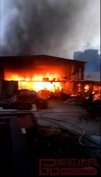 7月5日中午，福建仙游一家紅木家具廠發(fā)生大火